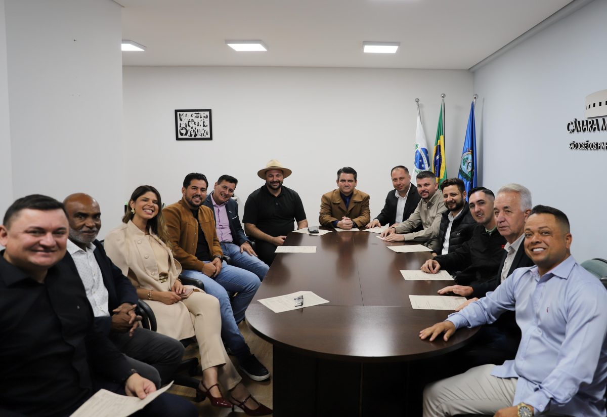 Deputado Federal Geraldo Mendes em encontro com os vereadores de São José dos Pinhais (Foto: Eduardo Silva/CMSJP)