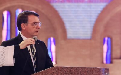 Bolsonaro Saúda Papa Leão XIV e Expressa Esperança em Defesa de Valores Cristãos
