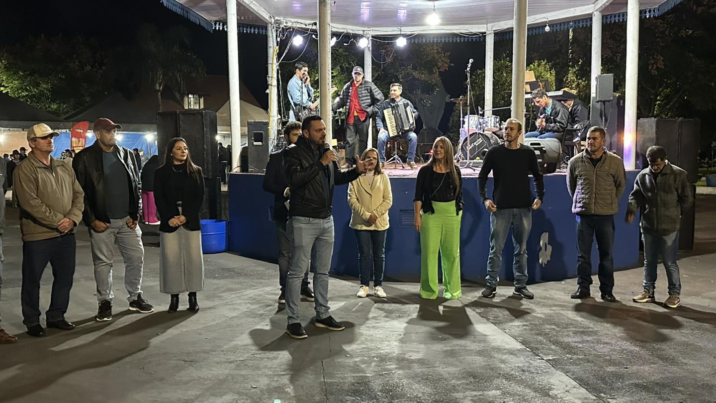 Prefeito Fernando Miervza durante abertura do segundo Canta Virmond (Foto: Ascom/PMV)