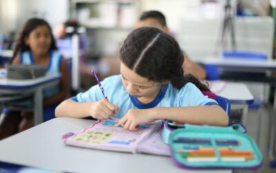 115 municípios do Paraná podem perder recursos do Fundeb em 2026 Aluna estudando (imagem ilustrativa)