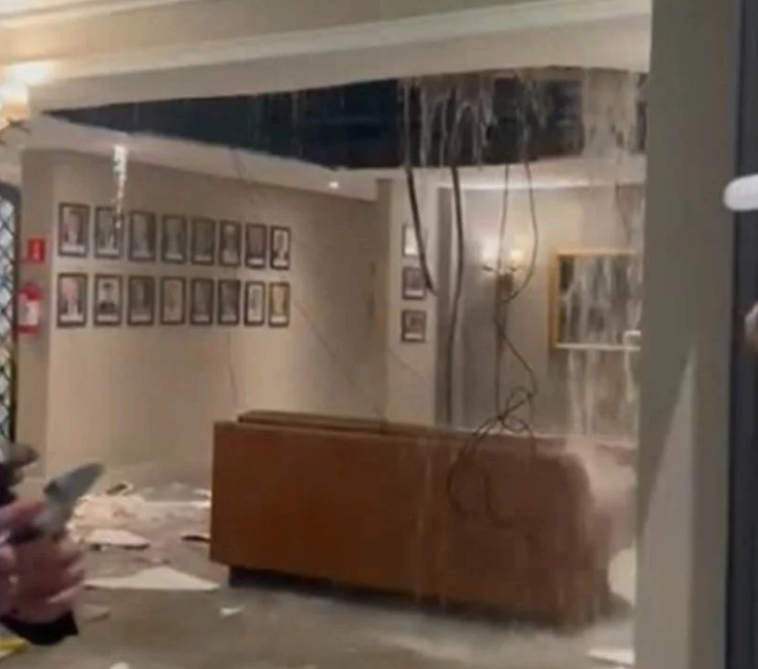 Chuva derrubou o teto do Restaurante Madalosso em Curitiba (Reprodução Vídeo)