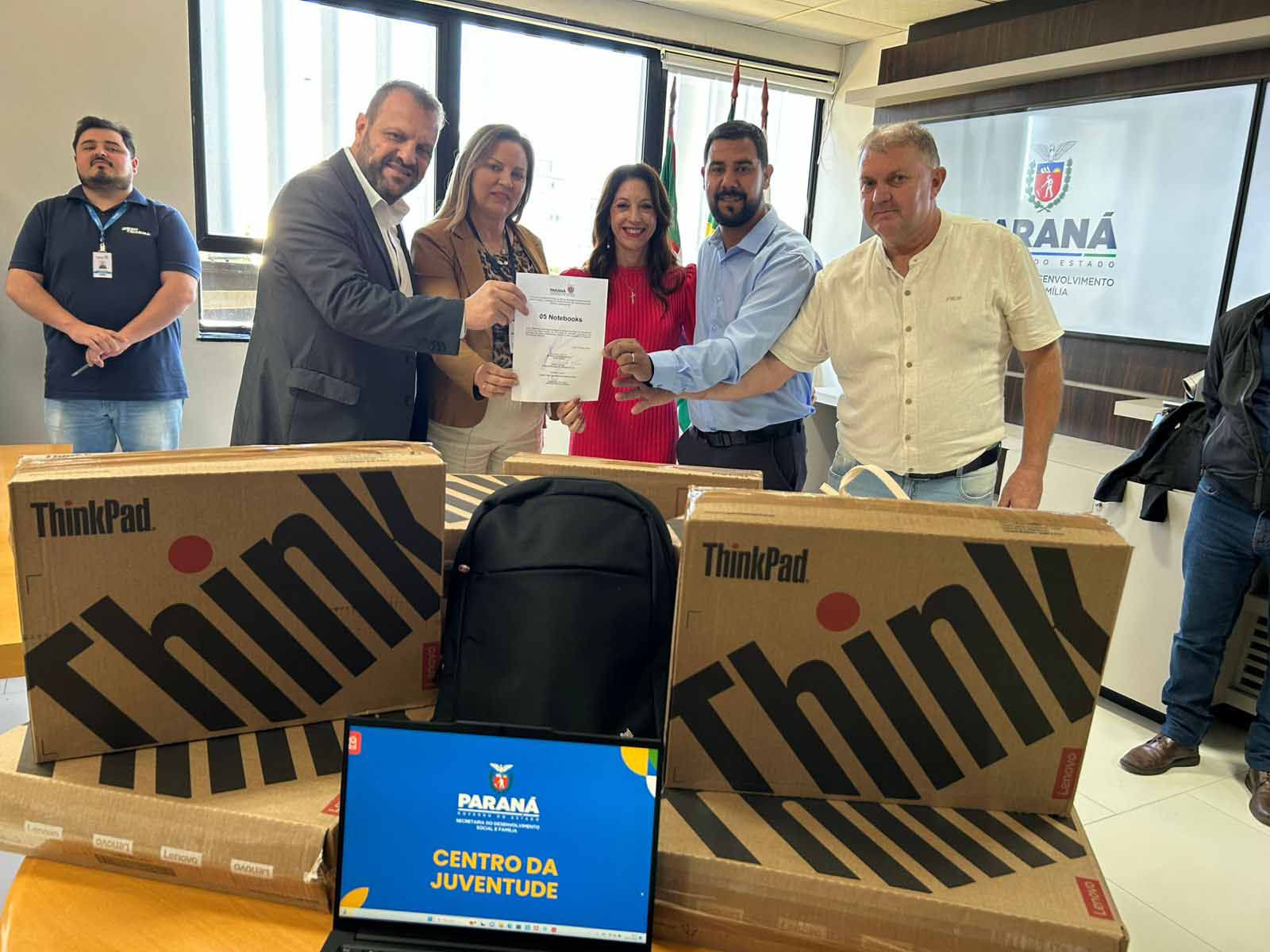 Secretário de Estado, Rogério Carboni faz a entrega dos notebooks para a comitiva de Laranjeiras do Sul (Foto: Dennis Migliorini)