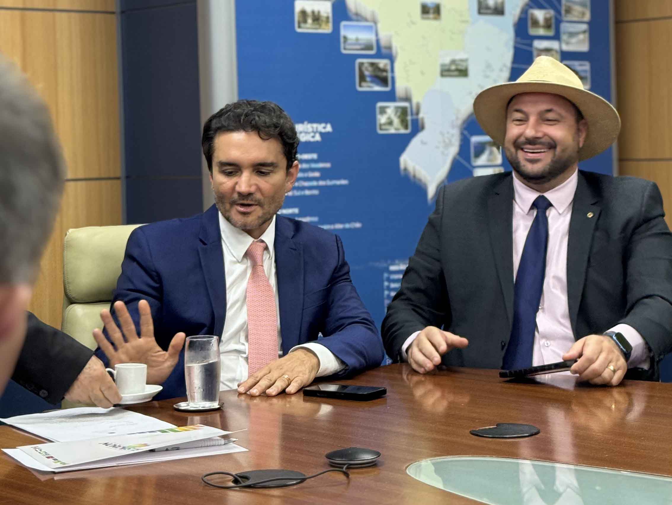 Ministro do Turismo Celso Sabino e o deputado federal Geraldo Mendes durante encontro com prefeitos paranaenses em Brasília (Foto: Ascom/GM)
