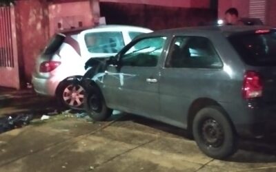 Veículo sobe em passeio e colide com outro. Condutor não tem CNH