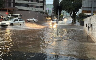 Rua no Centro de Cascavel fica ‘cheia’ de água