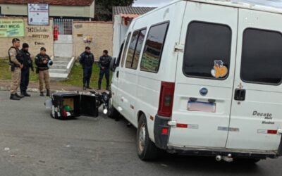 Motoboy morre em colisão com van em Fazenda Rio Grande
