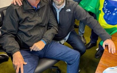 Filipe Barros oferece o ombro para Jair Bolsonaro chorar