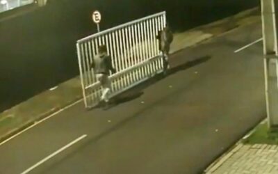 Câmera flagra dupla furtando portão de igreja em Curitiba