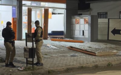 Criminosos explodem caixa eletrônico em banco, mas fogem sem levar nada