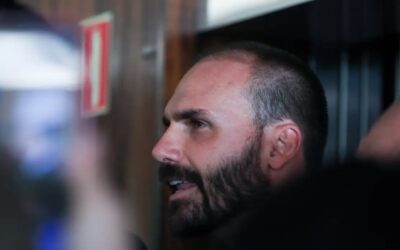 Moraes determina bloqueio de bens e contas de Eduardo Bolsonaro