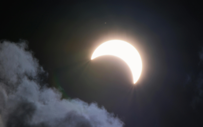Lua Crescente Ilumina o Céu de Julho: Influências e Calendário Completo