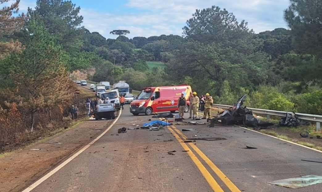 Carro se partiu ao meio após a forte colisão (Foto: Divulgação/Campo Aberto FM 94.1)