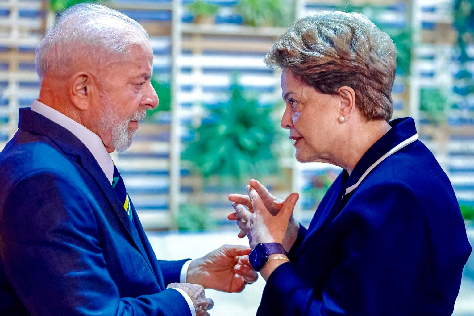 Brasil enfrenta desafios macroeconômicos com deterioração das contas públicas e externas, reacendendo temores de crise