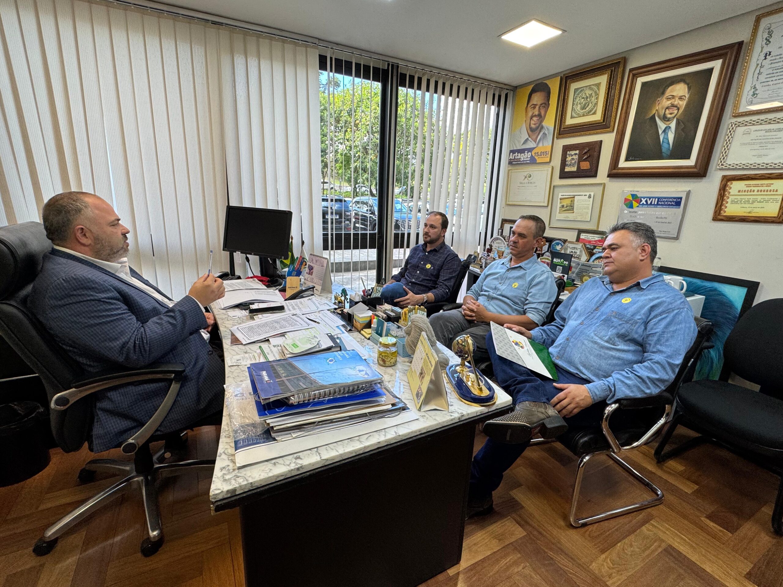Deputado Artagão Júnior recebeu o prefeito Jaison Mendes, o presidente da Câmara Juvinha Viola e o vereador Fabio Borsoi (Foto: Ascom/AT)
