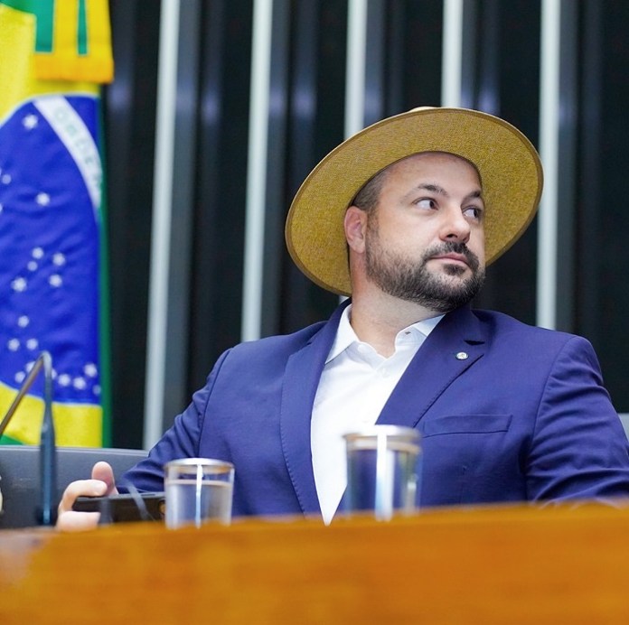 Maioria dos deputados do Paraná votou contra aumento de impostos