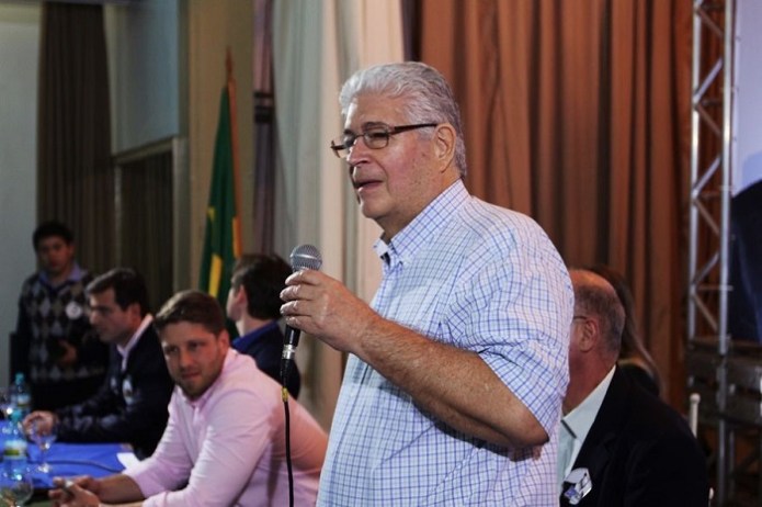 Roberto Requião não quer largar o osso da política