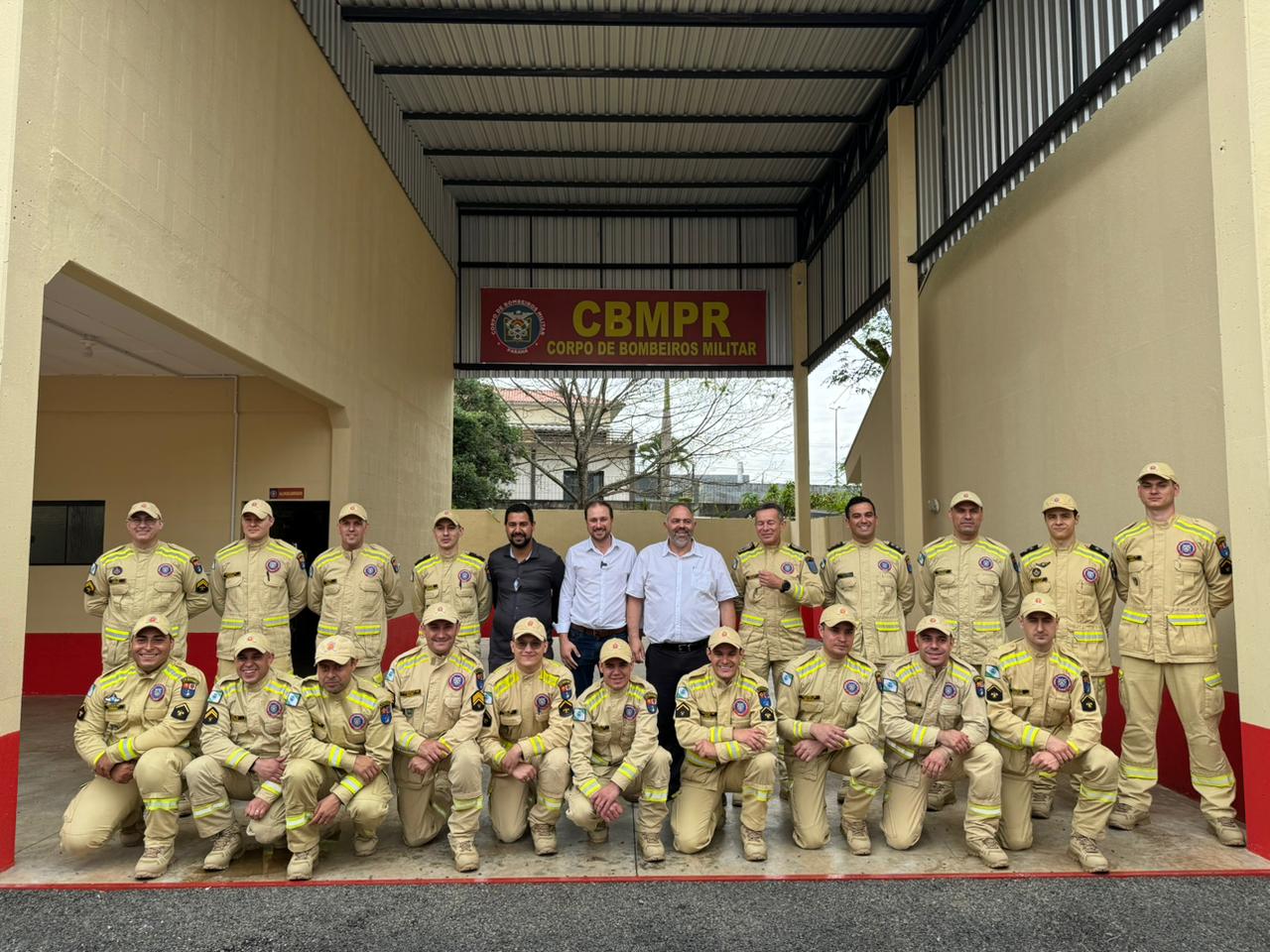 Deputado Artagão, prefeito Jaison Mendes e vice-prefeito Ademilson Moraes (Bico) durante evento de entrega de maquinários para o Corpo de Bombeiros em Laranjeiras do Sul (Foto: Ascom/AJ)