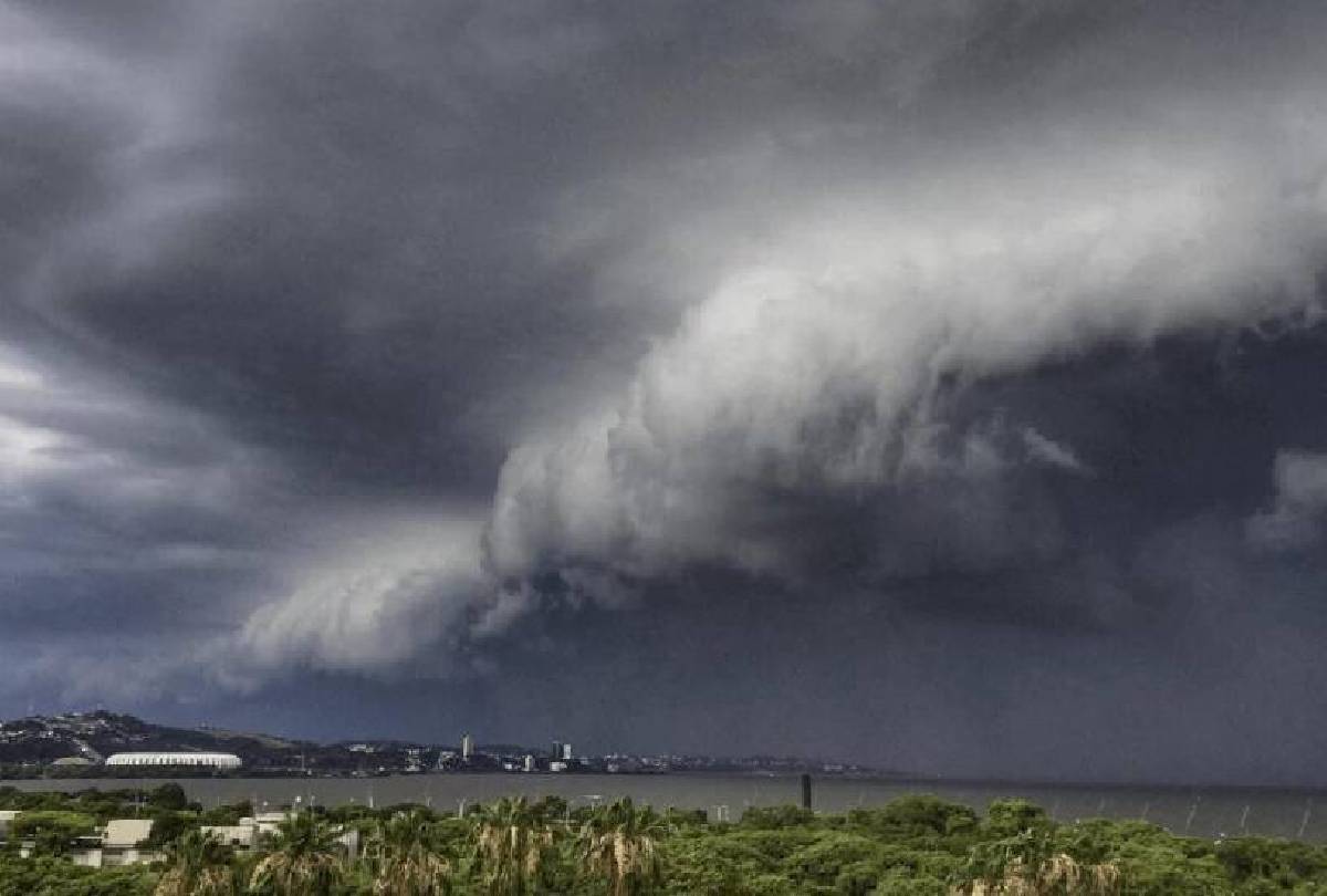 Paraná em Alerta Máximo: Tempestade Ameaça Mais de 200 Cidades com Ventos de Até 100 km/h