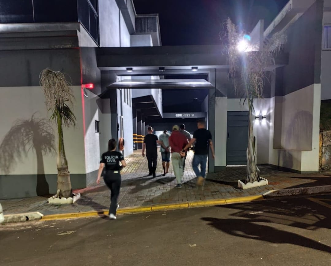Chegada dos indivíduos à Delegacia que foram presos durante a operação policial (Foto: PCPR/2SDP)