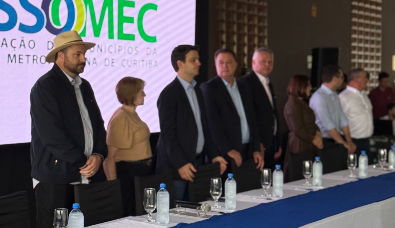 Deputado Geraldo Mendes marca presença no encerramento anual da ASSOMEC ao lado do governador Ratinho Junior