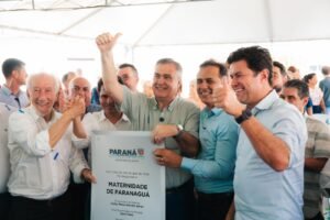 Guto Silva acompanhado do vice-governador Darci Pìana, do secretário Beto Preto e do prefeito Adriano Ramos (Foto: Crédito/Fotos: Secid-Pr/AEN)