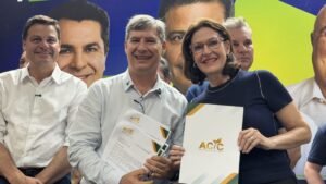 Cristina Graeml, candidata ao Senado pelo Paraná recebe de William Pelissari, presidente da ACIC, carta de sugestões e propostas (Foto: Ascom/CG)