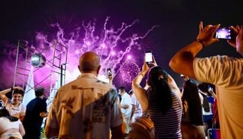 Mexicano Paco Barrón animou o público na festa da virada no Paraguai — Foto: Mex
