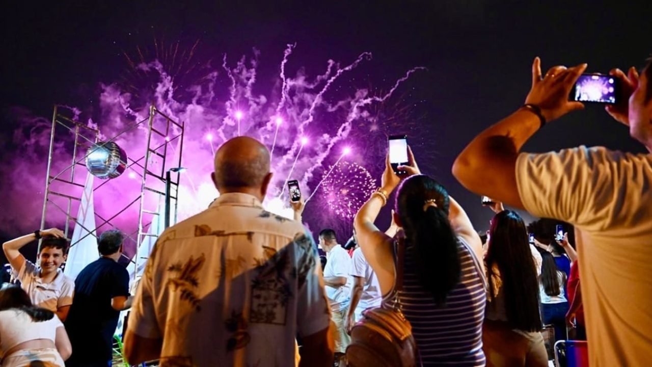 Mexicano Paco Barrón animou o público na festa da virada no Paraguai — Foto: Mex