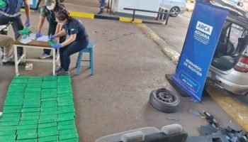 Apreensão com prisões na cabeceira paraguaia da Ponte da Amizade — Foto: Apreens