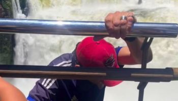 Turista pula grade nas Cataratas do Iguaçu — Foto: H2FOZ
