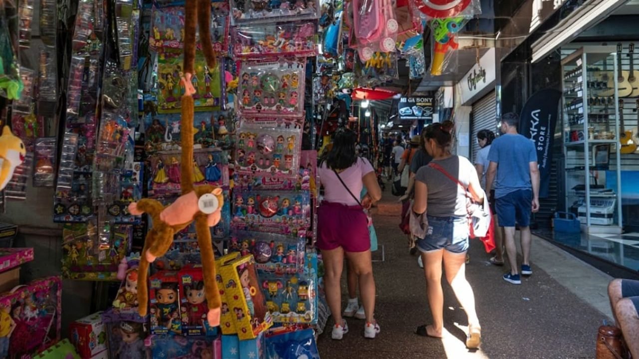 Camelôs do Paraguai celebram aumento de vendas em 2025 — Foto: H2FOZ