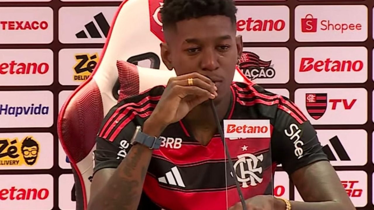 Vitão emocionado em apresentação no Flamengo — Foto: Reprodução/Flamengo TVVitão