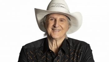 Sérgio Reis comemora 67 anos de carreira com show no Teatro Guaíra — Foto: Gover