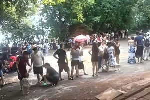 Fila no Parque Nacional do Iguaçu — Foto: Vídeo enviado por um leitor.