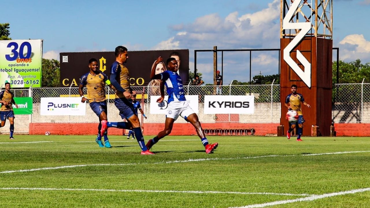 Foz do Iguaçu FC e Azuriz em campo — Foto: H2FOZ