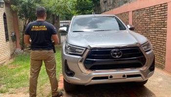 Caminhonete roubada no Brasil era usada por político no Paraguai — Foto: H2FOZ