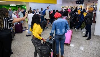 Haitianos desembarcando em Foz do Iguaçu — Foto: H2FOZ