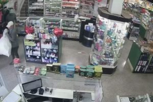 Assaltantes invadem farmácia para roubar emagrecedores no Paraguai — Foto: H2FOZ