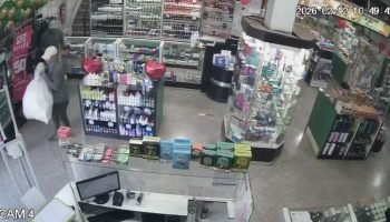 Assaltantes invadem farmácia para roubar emagrecedores no Paraguai — Foto: H2FOZ