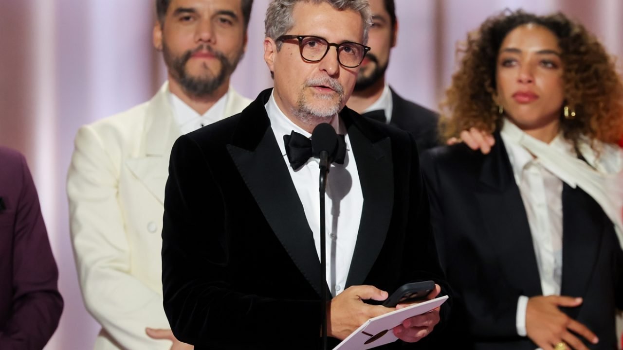 Kleber Mendonça Filho no palco da 83ª edição anual do Globo de Ouro — Foto: 1 de