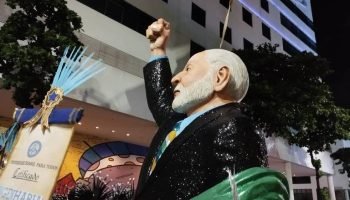 Imagem de Lula durante o desfile da Acadêmicos de Niterói na Marques de Sapucaí (Foto: Folha/SP)