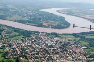 Reunião para discutir a construção da ponte internacional — Foto: H2FOZ