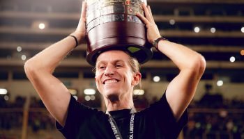 Filipe Luís e a taça da Libertadores — Foto: Adriano Fontes/FlamengoFilipe Luís