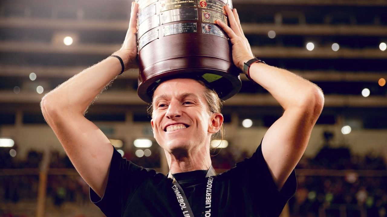 Filipe Luís e a taça da Libertadores — Foto: Adriano Fontes/FlamengoFilipe Luís