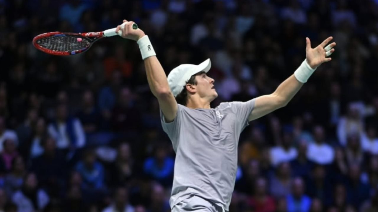 João Fonseca em ação pelo Masters 1000 de Paris — Foto: Reprodução Instagram/@jo