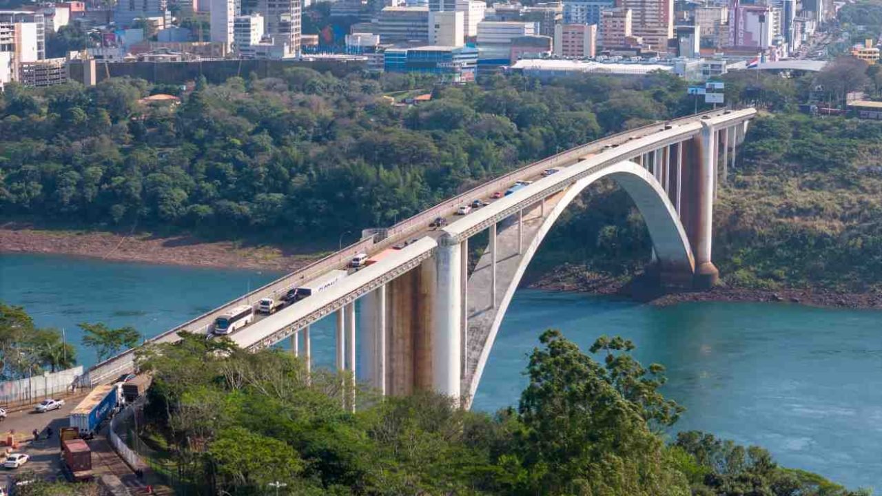 Entrega de mercadorias apreendidas a entidades sociais em Foz do Iguaçu — Foto: