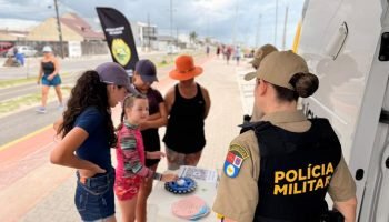 Policiais militares interagindo com a comunidade no Balneário Riviera — Foto: Go