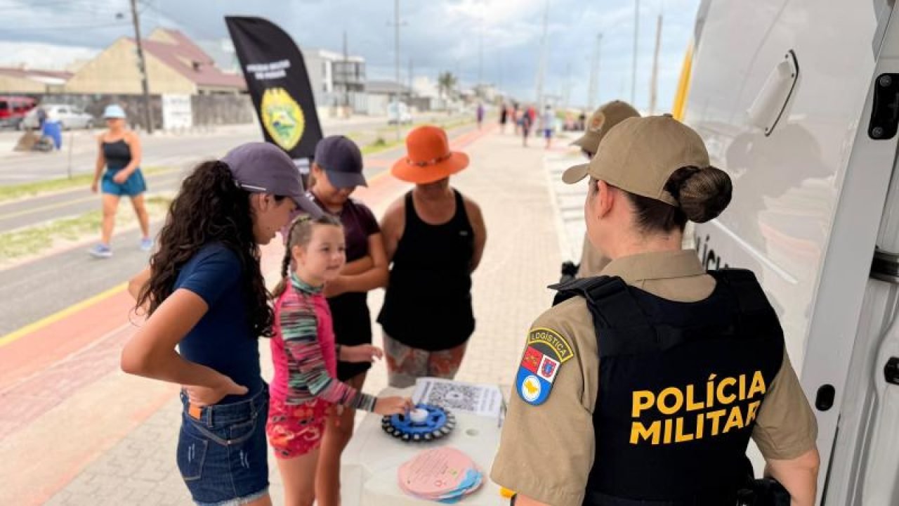 Policiais militares interagindo com a comunidade no Balneário Riviera — Foto: Go