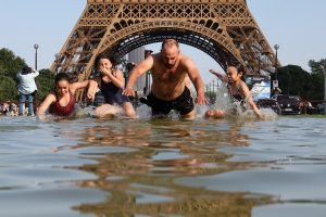 2026-06-22t221857z-874591579-rc25zlaksbpy-rtrmadp-3-europe-weather-france-heat-1