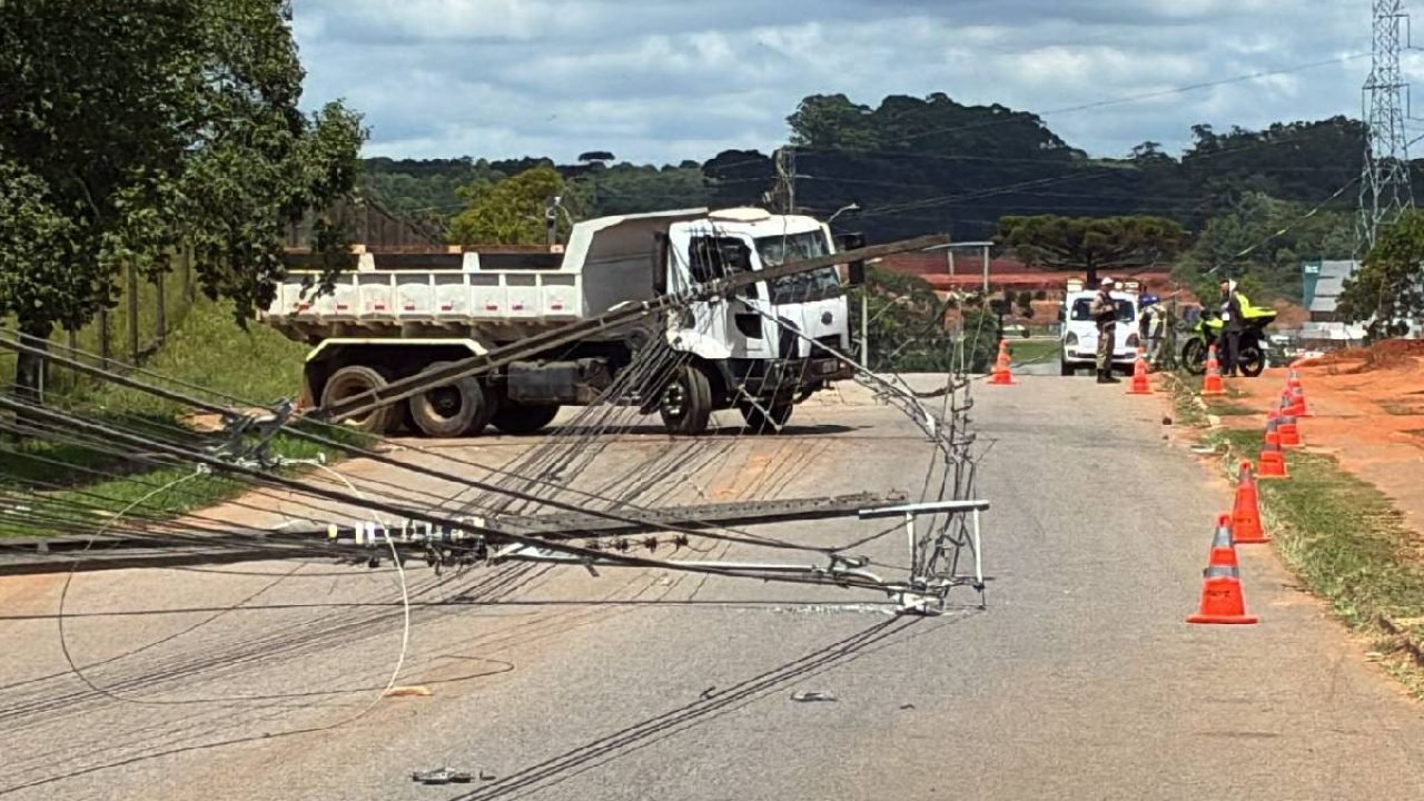 Caminhão derruba postes na Cidade Indústrial de Curitiba — Foto: Foto: Marcel Me